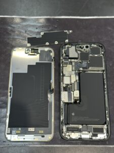 iPhone15proの画面交換を行いました！【越谷からのご来店です】