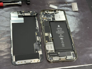 iPhone12proの画面交換を行いました！【春日部市からのご来店です】